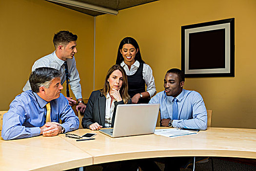 企业团队,会议室,笔记本电脑,办公室