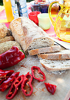 白面包片,红椒,桌上