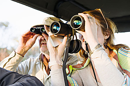 老人,女儿,向外看,双筒望远镜,旅行队,国家公园,赞比亚