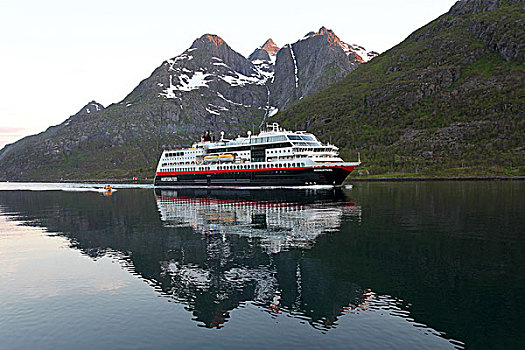 客船,航行,午夜,山峰,照亮,子夜太阳,罗弗敦群岛,挪威,欧洲