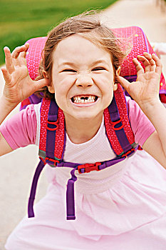 头像,5岁,老,女孩,粉色,紫色,书包,做鬼脸,看镜头,展示,正面,掉牙