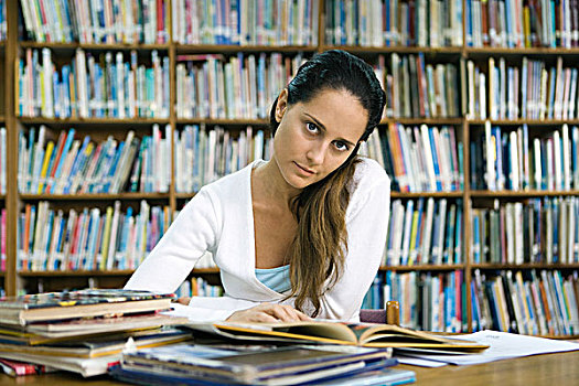 女性,大学生,读,书本,桌子,图书馆,看镜头