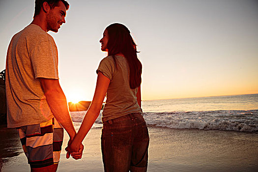 情侣,微笑,走,牵手,海滩,日落