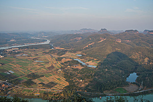 山,丹霞,河流,蓝天,黄昏,大气,田野,水电站,村庄,驴友,旅行,地质公园,丹霞地貌,绿色,灌木,树,草,水潭,素材,平面设计