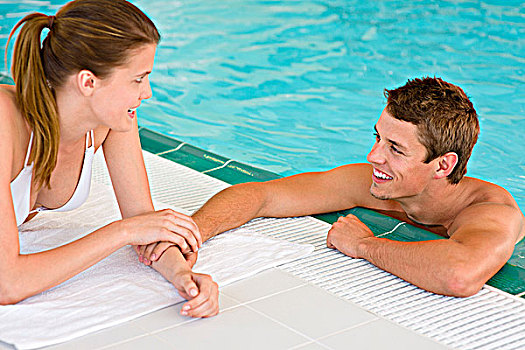 游泳池,年轻,喜爱,伴侣,握手,池边