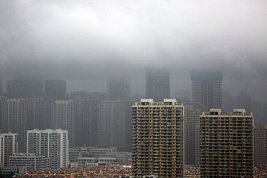 山东省日照市,台风,烟花,带来瓢泼大雨,百米高楼被乌云笼罩