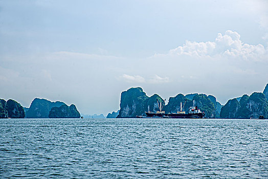 越南广宁鸿基市下龙湾海上石林