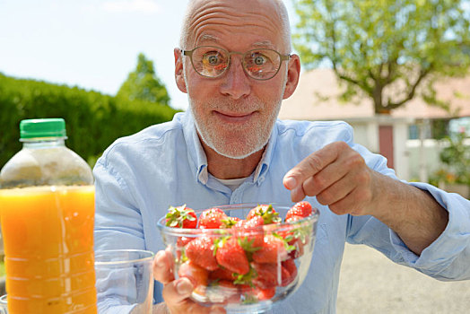 成熟,男人,吃,草莓,户外