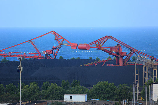 山东省日照市,碧海与帆船辉映下的海龙湾风景如画