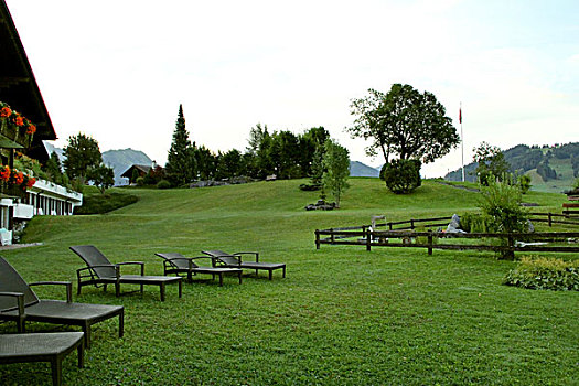 瑞士民居和草地上的躺椅