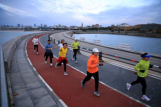 山东省日照市,迎着朝阳奔跑,彰显活力,速度与激情