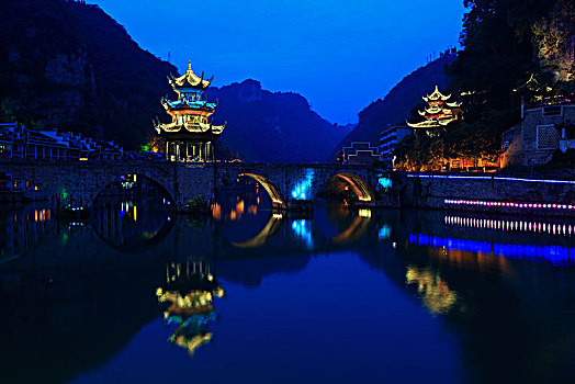 贵州镇远古城夜景