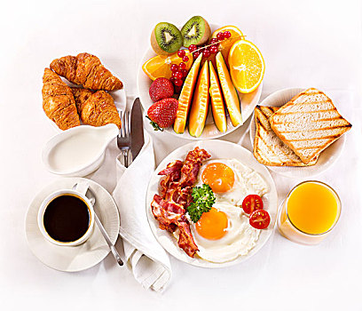 早餐,煎鸡蛋,咖啡,橙汁,牛角面包,水果