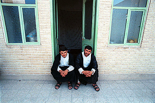 两个,伊朗人,神职人员,学生,坐,房间,宗教,学校,城市