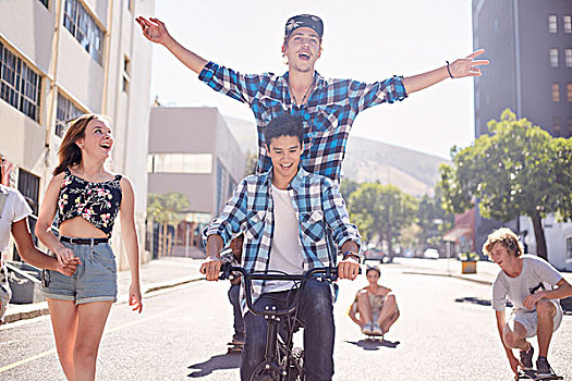 青少年,朋友,骑,小轮车,自行车,滑板,晴朗,城市街道