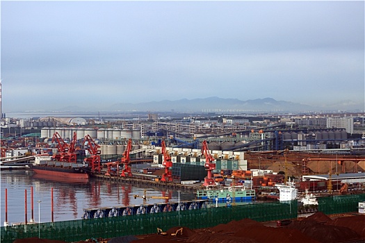 山东省日照市,雨过天晴的港口风景如画,码头装卸生产如火如荼