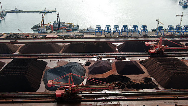 山东省日照市,航拍港口铁矿石作业现场,繁忙有序尽显经济活力
