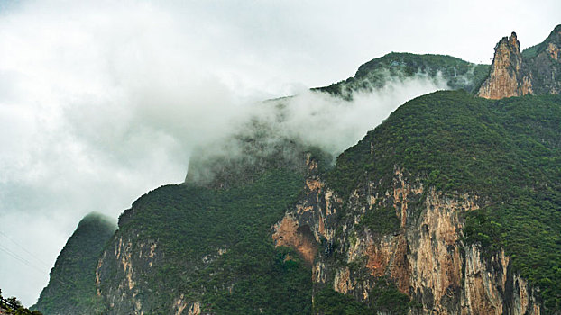 2023,9雨雾中的三峡之巫峡