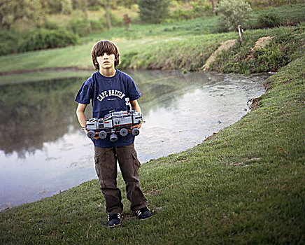 年轻,男孩,拿着,乐高玩具,交通工具,正面,小,水塘