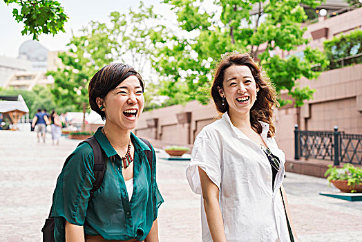 两个女人,黑发,穿,白色,绿色,衬衫,走,街道,微笑