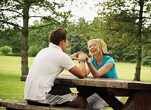 年轻,情侣,坐,野餐桌