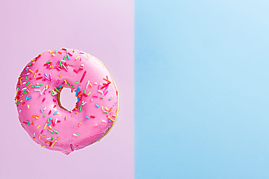 飞,甜甜圈,蓝色背景,一个,落下,甜,油炸圈饼,粉色背景,留白
