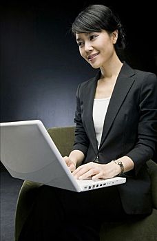 职业女性,笔记本电脑,坐,椅子