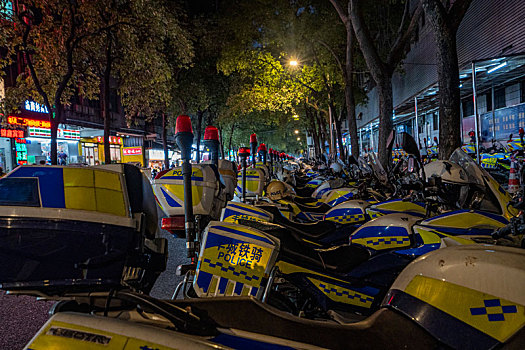 广州夜晚的夏天,下班后羊城铁警摩托车整齐排列