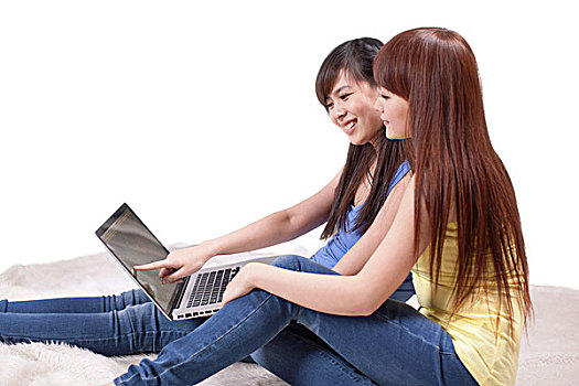 青年女子使用笔记本电脑