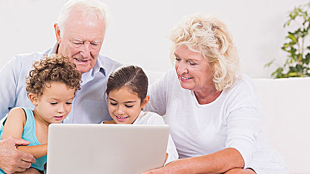 祖父母,孩子,笔记本电脑,沙发