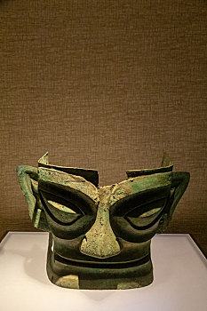 四川广汉三星堆博物馆青铜人面具,商代晚期,1986年三星堆二号祭祀坑出土