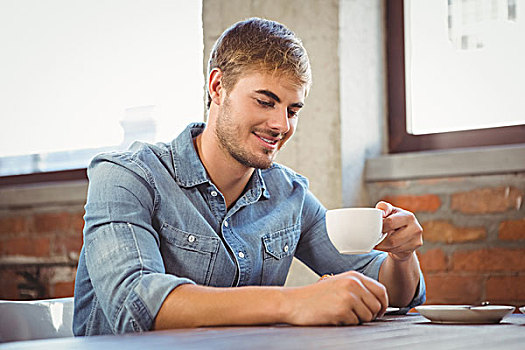 英俊,男人,微笑,喝咖啡,咖啡馆