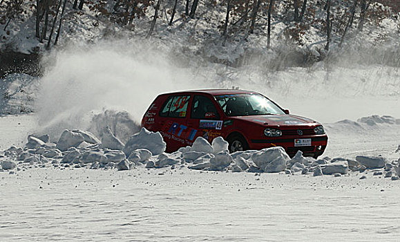 雪地汽车拉力赛