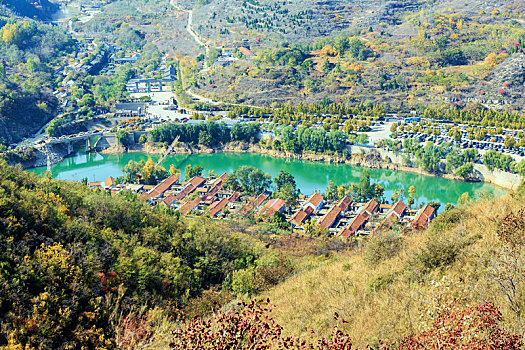 山坳中的湖畔乡村,山东青州庙子镇圣峪口村