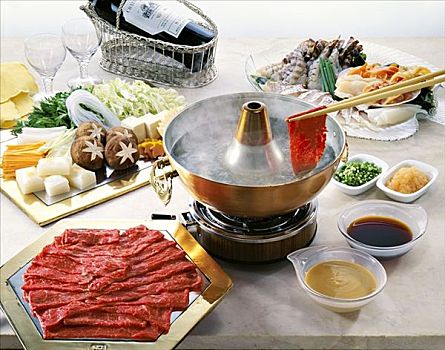 日式涮涮锅,肉,海鲜,酱汁火锅,日本