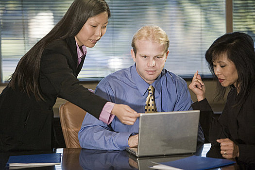 两个,亚洲人,职业女性,白人,商务人士,察看,数据,笔记本电脑,会议室