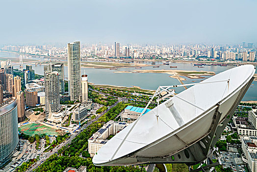 现代城市上空的卫星信号接收器