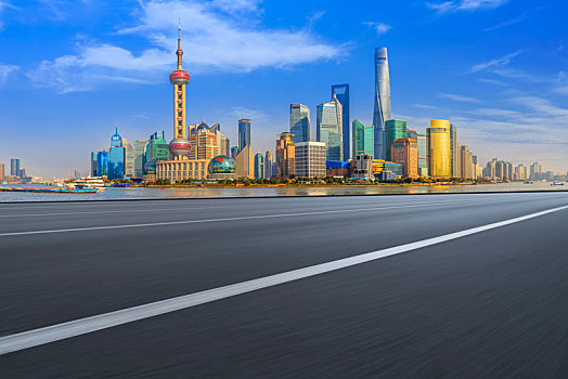 道路交通和上海陆家嘴建筑天际线