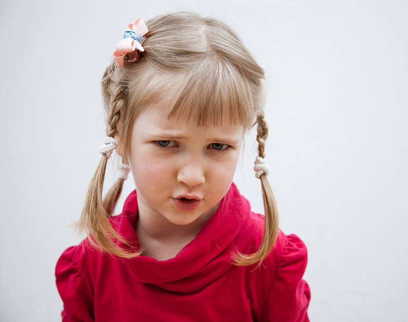 头像,皱眉,小女孩,中色背景_高清图片_全景视觉