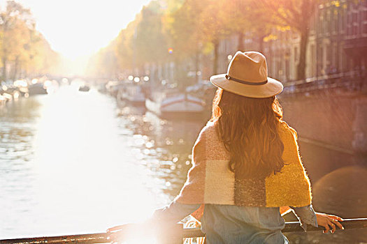 女人,看,晴朗,秋天,运河,风景,阿姆斯特丹