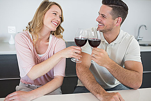 情侣,祝酒,葡萄酒杯,桌子