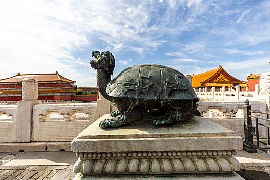 蓝天白云下的北京故宫太和殿前铜龟