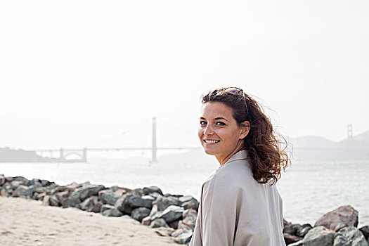 女人,走,金门大桥,背景,旧金山,加利福尼亚