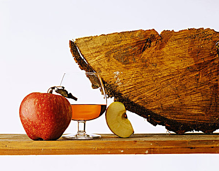 玻璃杯,苹果白兰地,苹果,木头