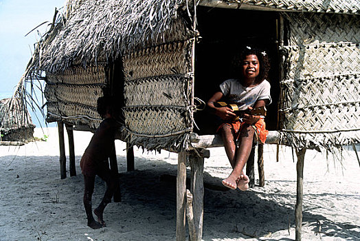 巴布亚新几内亚,岛屿,女孩,弹吉他,小屋,海滩