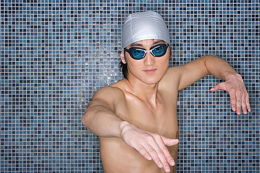 一位男游泳运动员在游泳前的热身