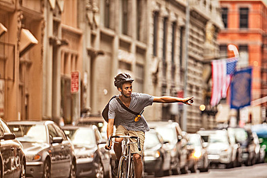 男人,骑自行车,城市街道