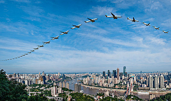 南方航空的飞机正飞越重庆市上空