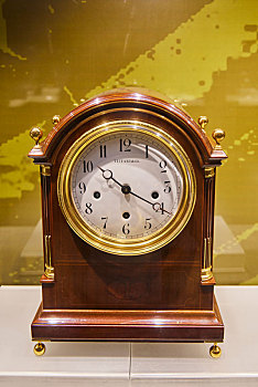 美国19世纪木制雕花座钟