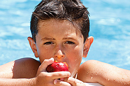 男孩,吃,水果,游泳池